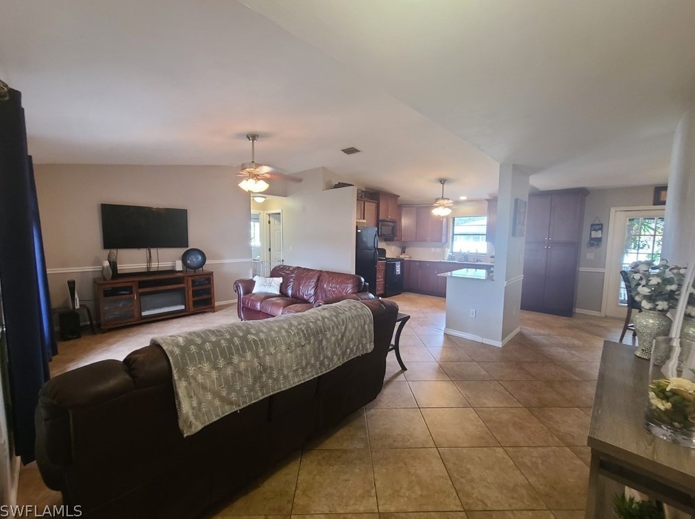 914 28th Ter, Cape Coral, FL 33904-2924