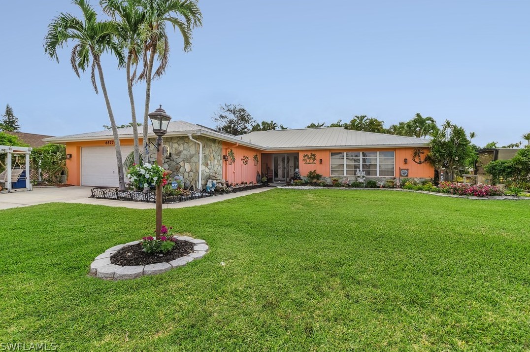 6577 Town And River Rd, Fort Myers, FL 33919-5907