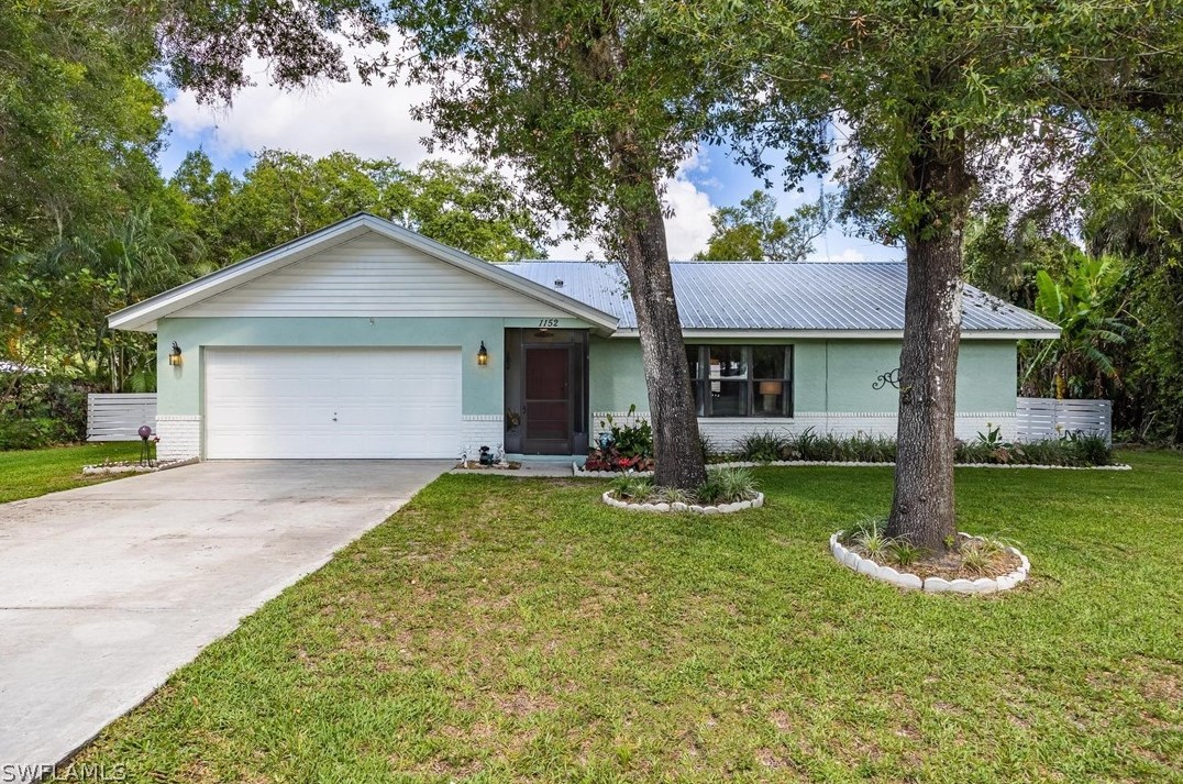 1152 Woods Dr, Labelle, FL 33935-6609