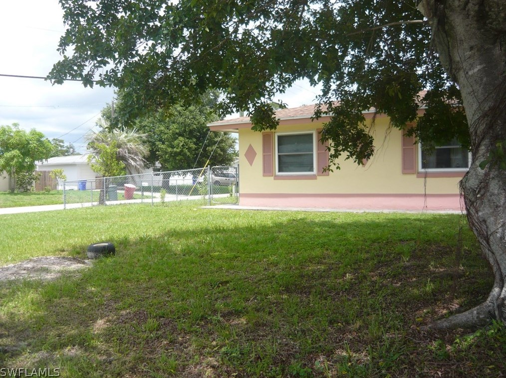 4735 West Dr, Fort Myers, FL 33907-1139