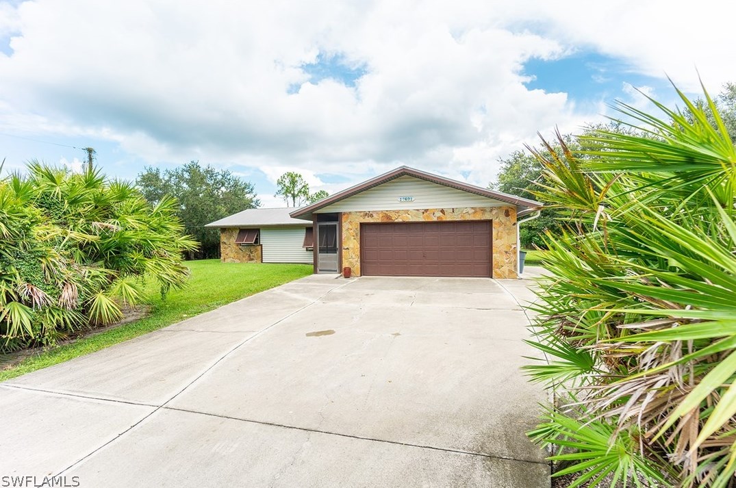 17621 Oak Creek Rd, Alva, FL 33920-3555