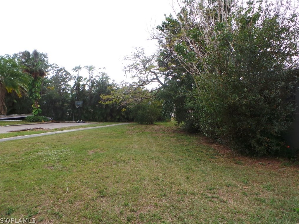 1268 Canterbury Dr, Fort Myers, FL 33901-8761