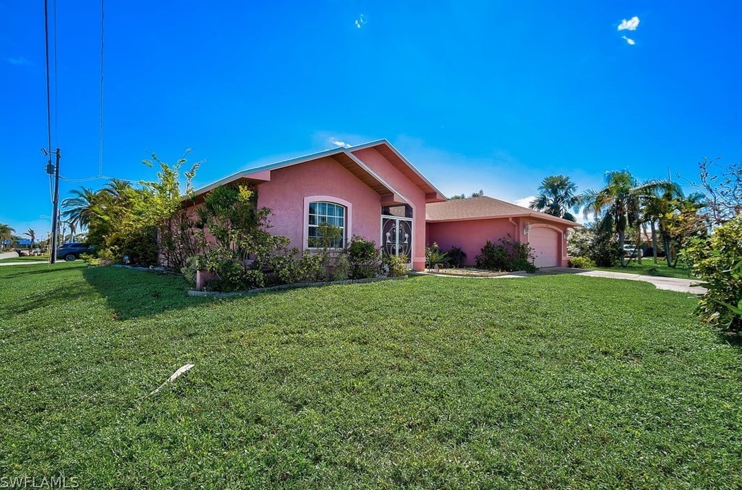 2005 Country Club Blvd, Cape Coral, FL 33990-2571