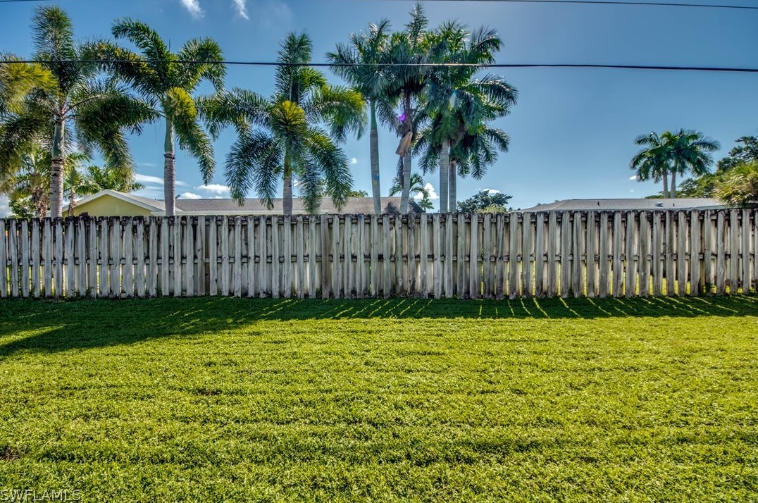 5027 Fairfield Dr, Fort Myers FL 33919-1908 exterior