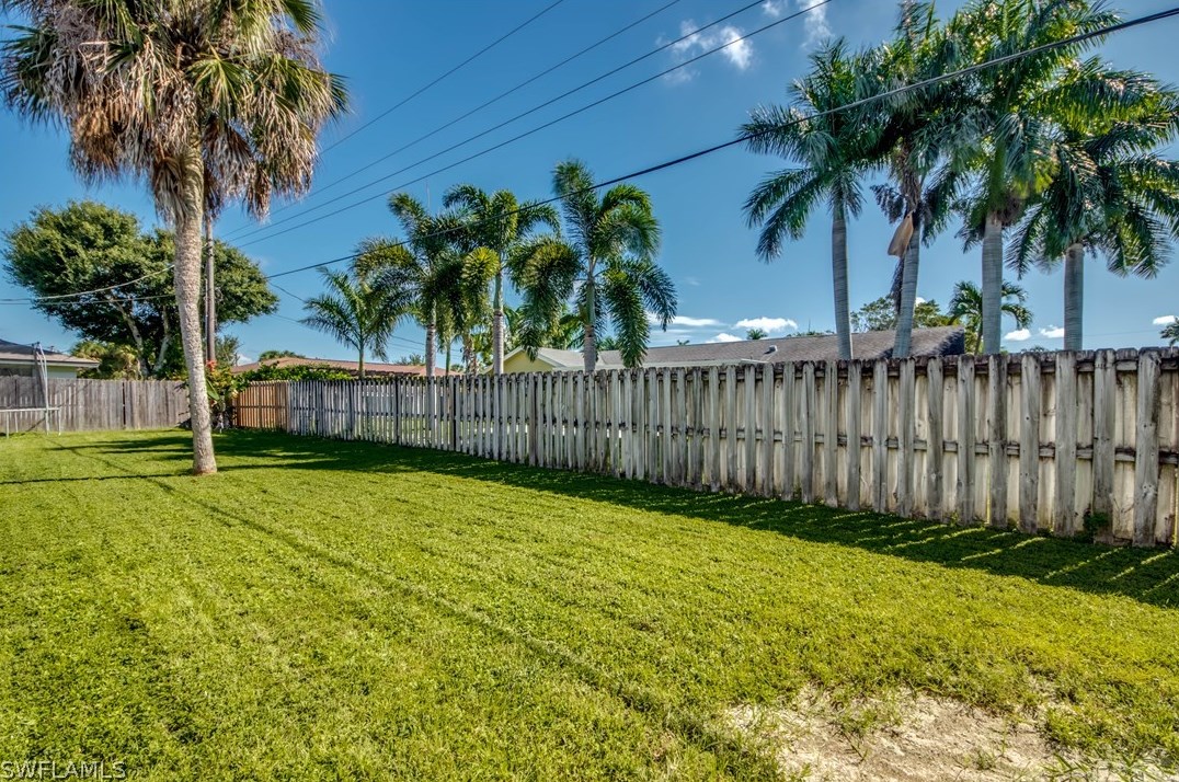 5027 Fairfield Dr, Fort Myers FL 33919-1908 exterior