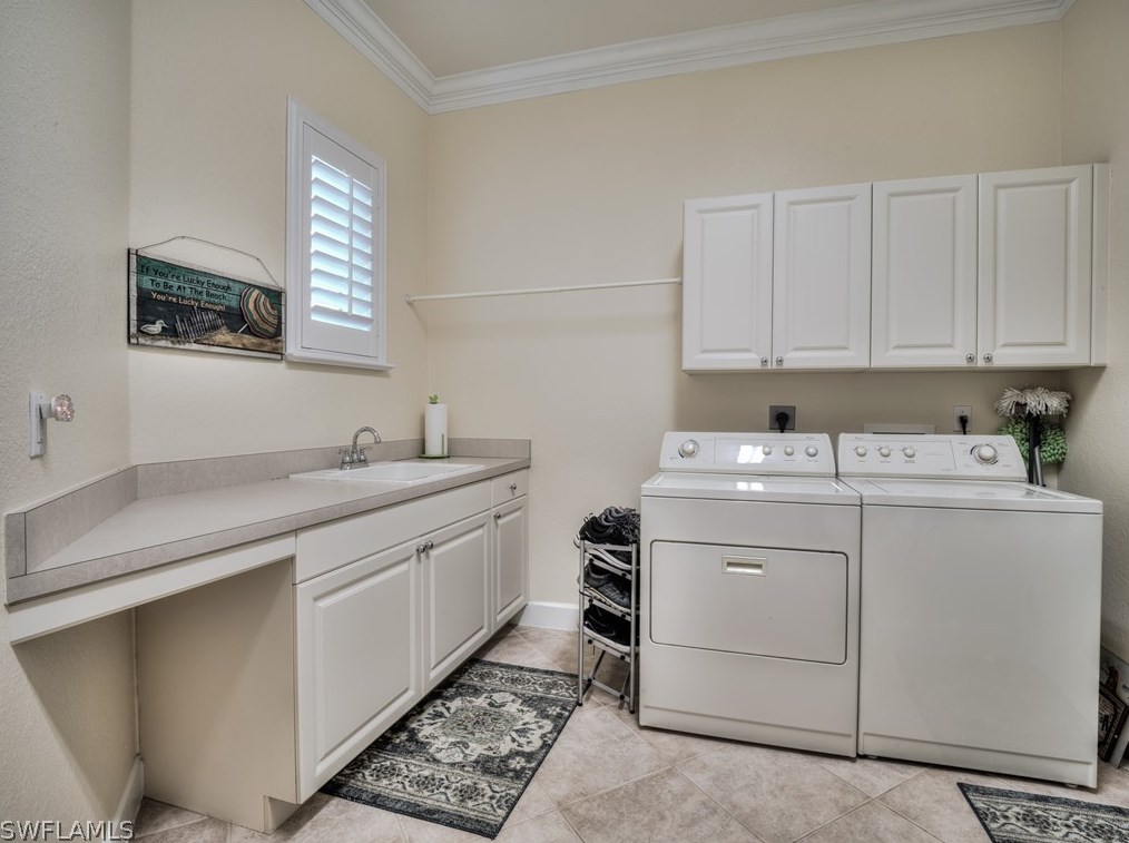 8853 New Castle Dr, Fort Myers FL 33908-5657 exterior