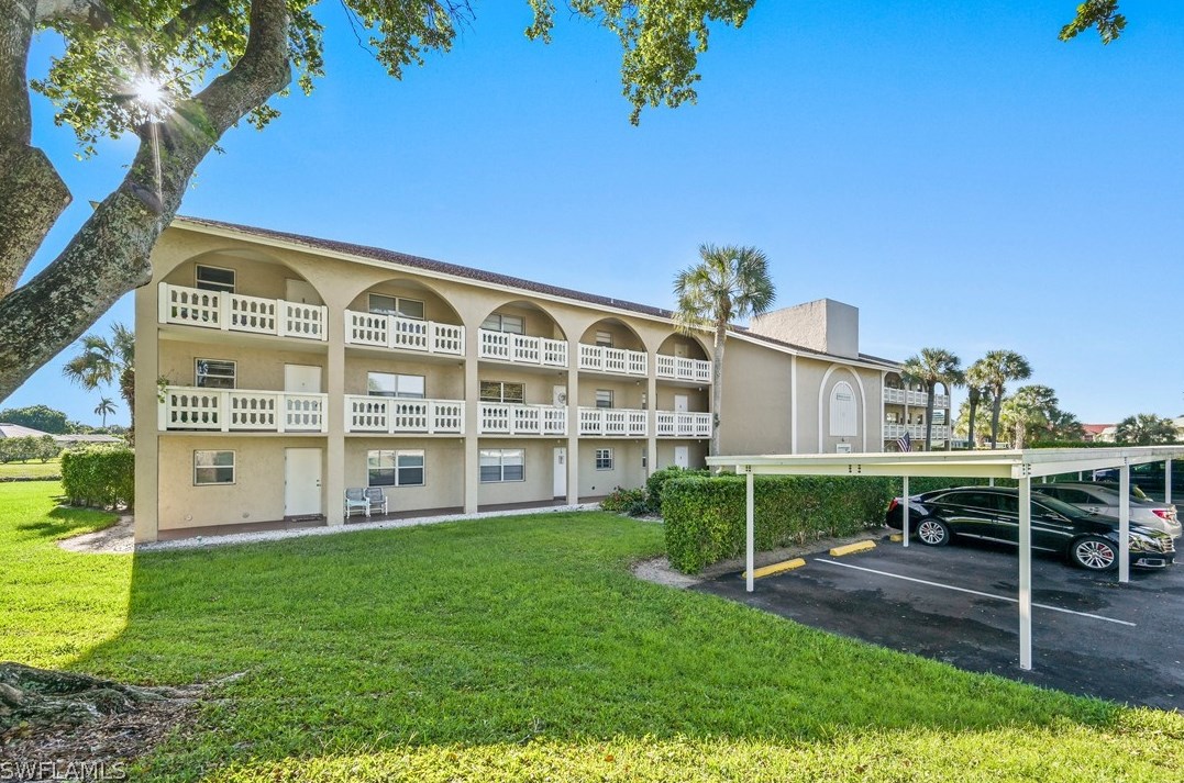 100 Valley Stream Dr #305, Naples, FL 34113