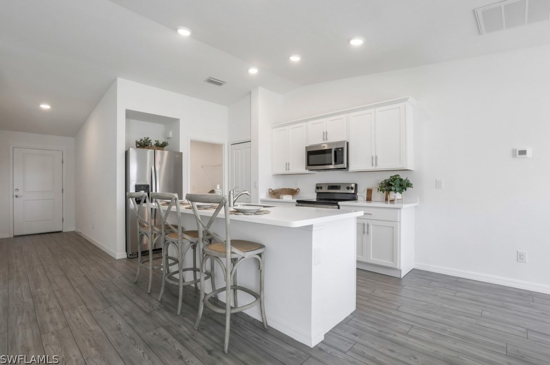 2804 6th Pl, Cape Coral FL  33909-4377 exterior