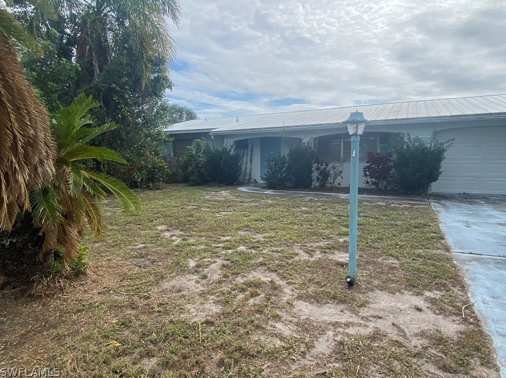 826 Gardenside Ct, Lehigh Acres, FL 33936