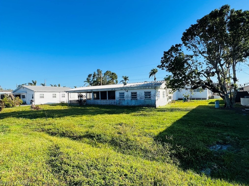 12161 Live Oak Dr, Fort Myers, FL 33908-2425