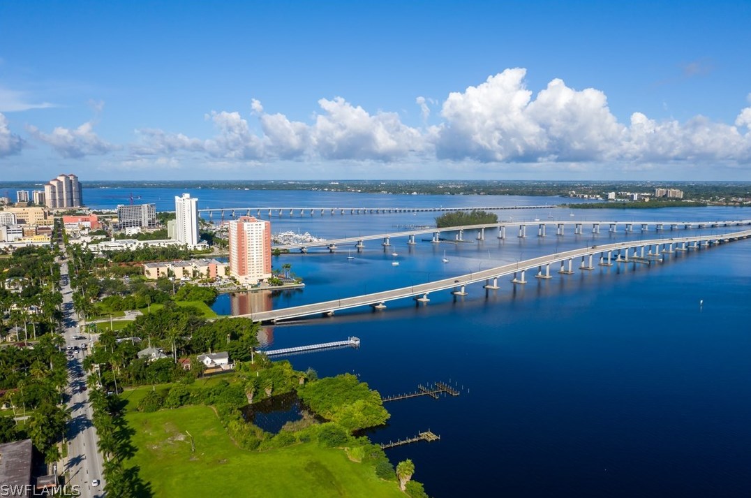 2743 1st St, Fort Myers FL 33916-1823 exterior