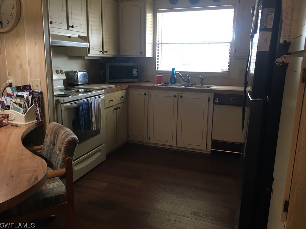 9028 Flamingo Cir, Fort Myers, FL 33903-2166