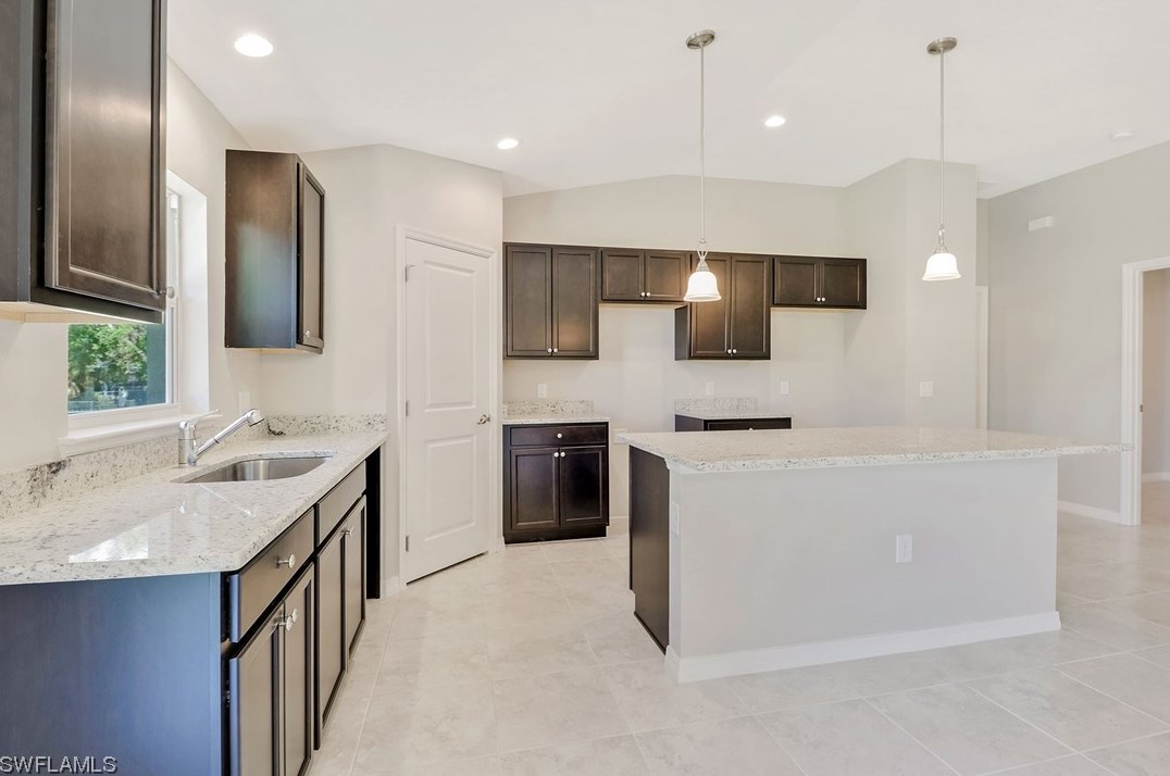 2806 13th St, Cape Coral, FL 33993-4881