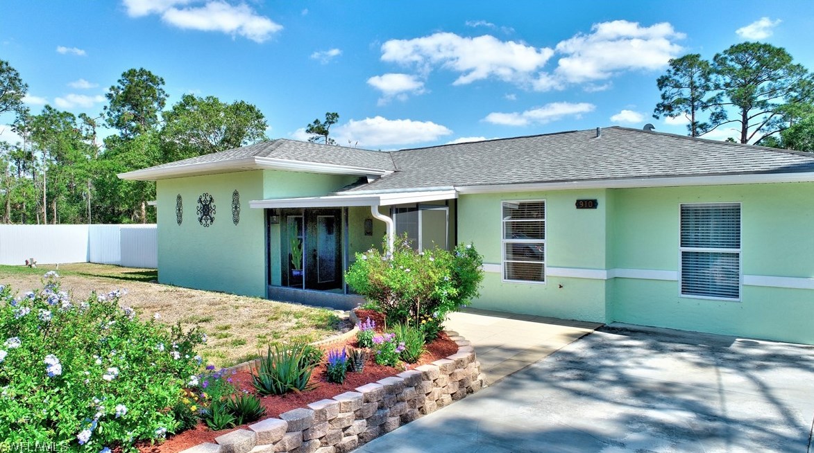 910 Moore Ave, Lehigh Acres, FL 33972