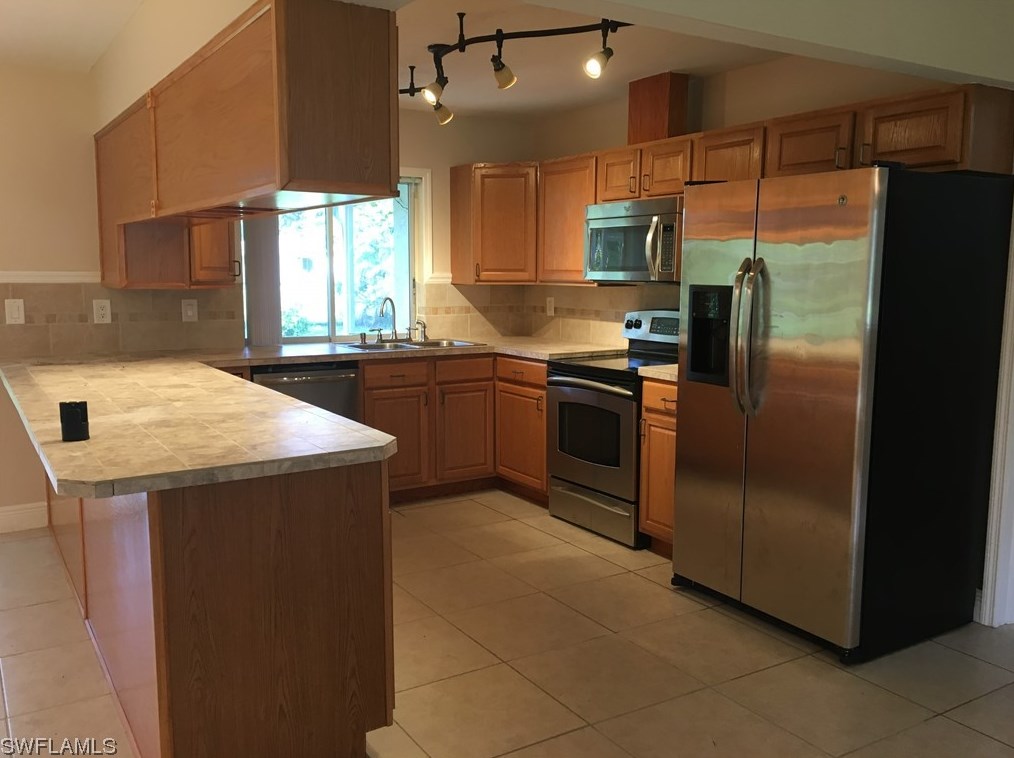 802 Se 32nd St, Cape Coral, FL 33904