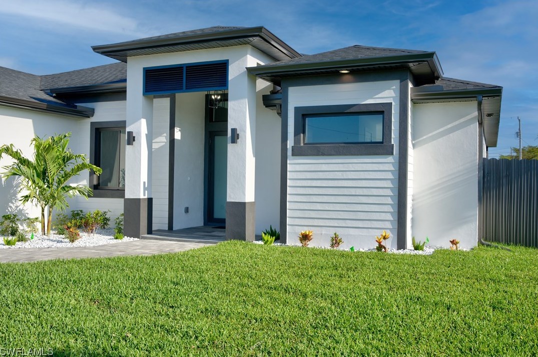 215 3rd Ter, Cape Coral, FL 33990-1034