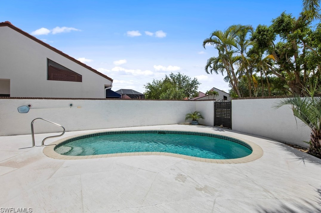 5470 Harbour Castle Dr, Fort Myers FL 33907-7846 exterior