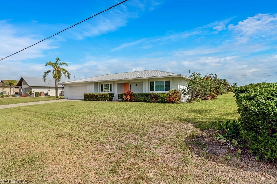 125 40th St, Cape Coral, FL 33904-8337