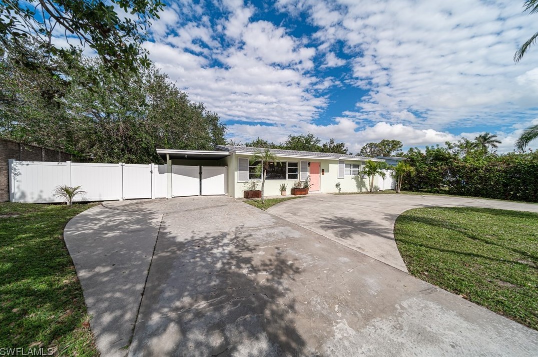 945 22nd Ave N, Naples, FL 34120