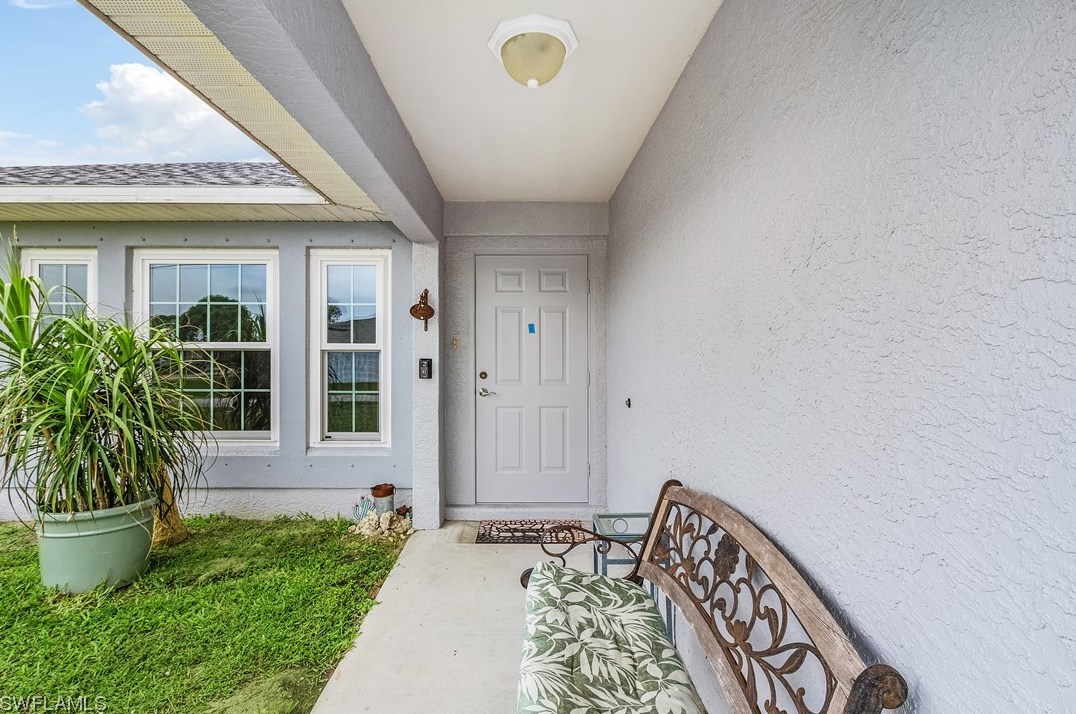 608 Van Loon Ln, Cape Coral, FL 33909-2546