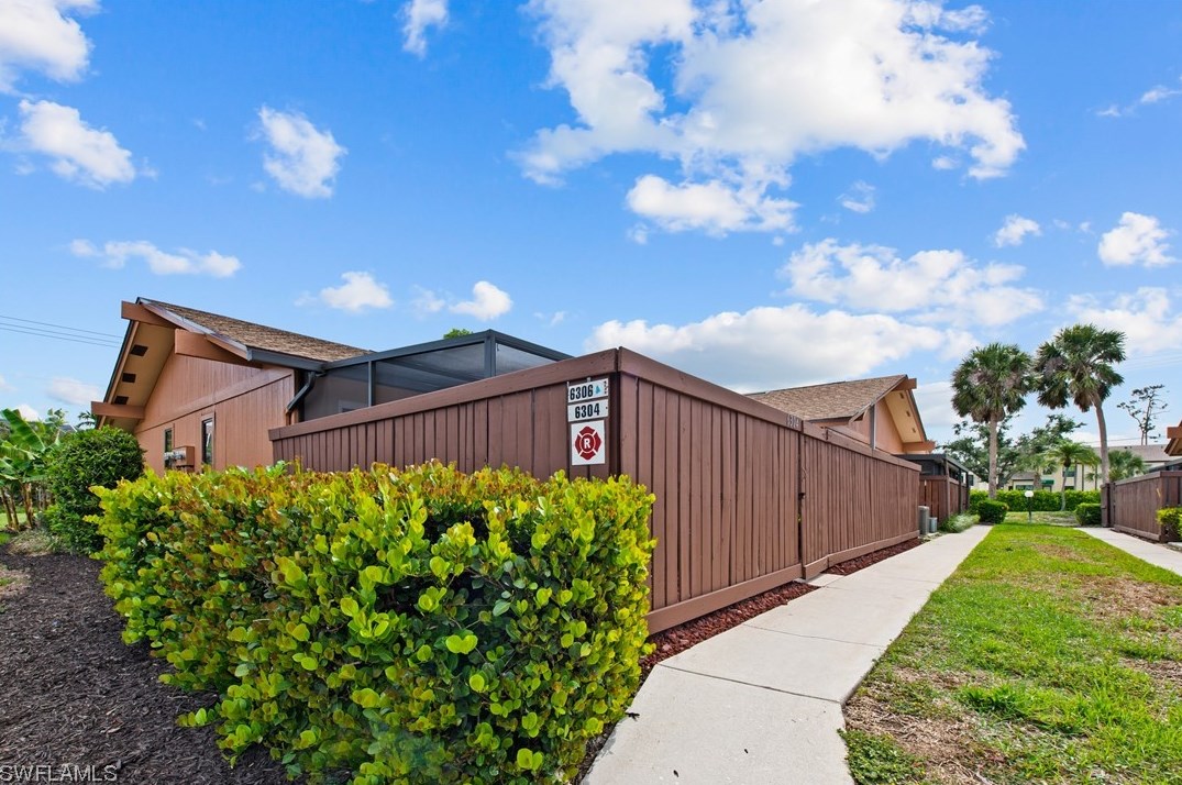 6304 Royal Woods Dr, Fort Myers, FL 33908-6137
