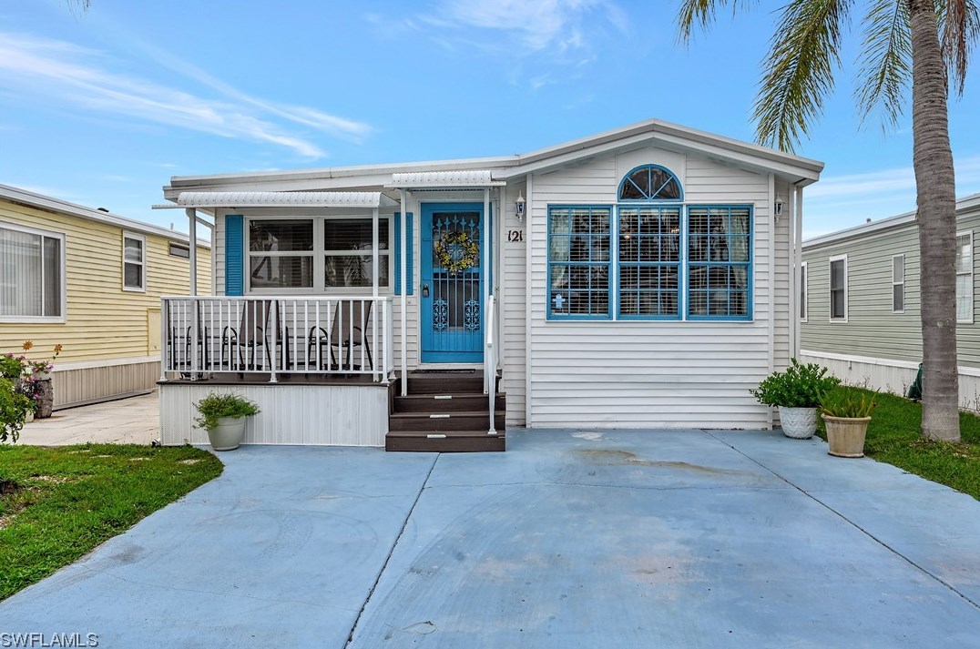 121 Caravan Cir, Fort Myers, FL 33903