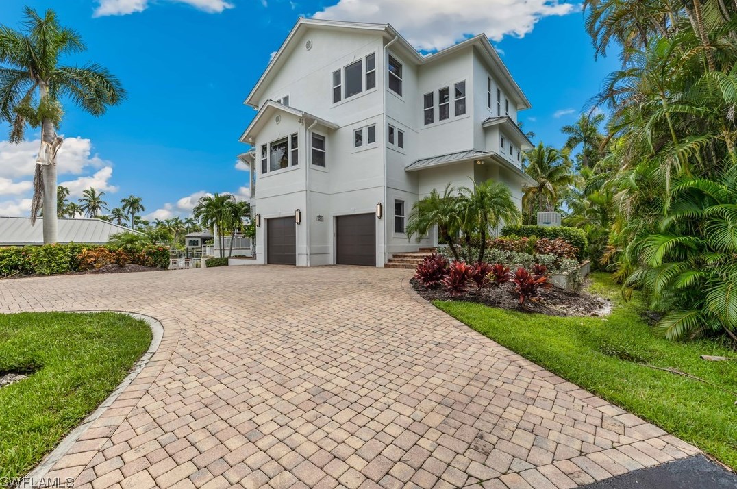 901 Robalo Dr, Fort Myers, FL 33919-1824