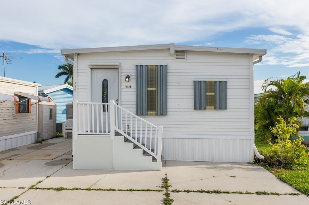 11620 Blue Warbler Dr, Fort Myers, FL 33908-8221