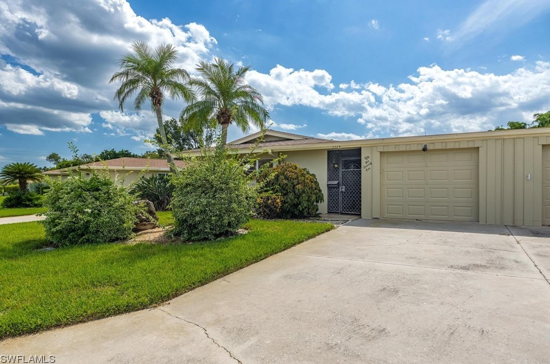 5574 Pendlewood Ln, Fort Myers, FL 33919-2714