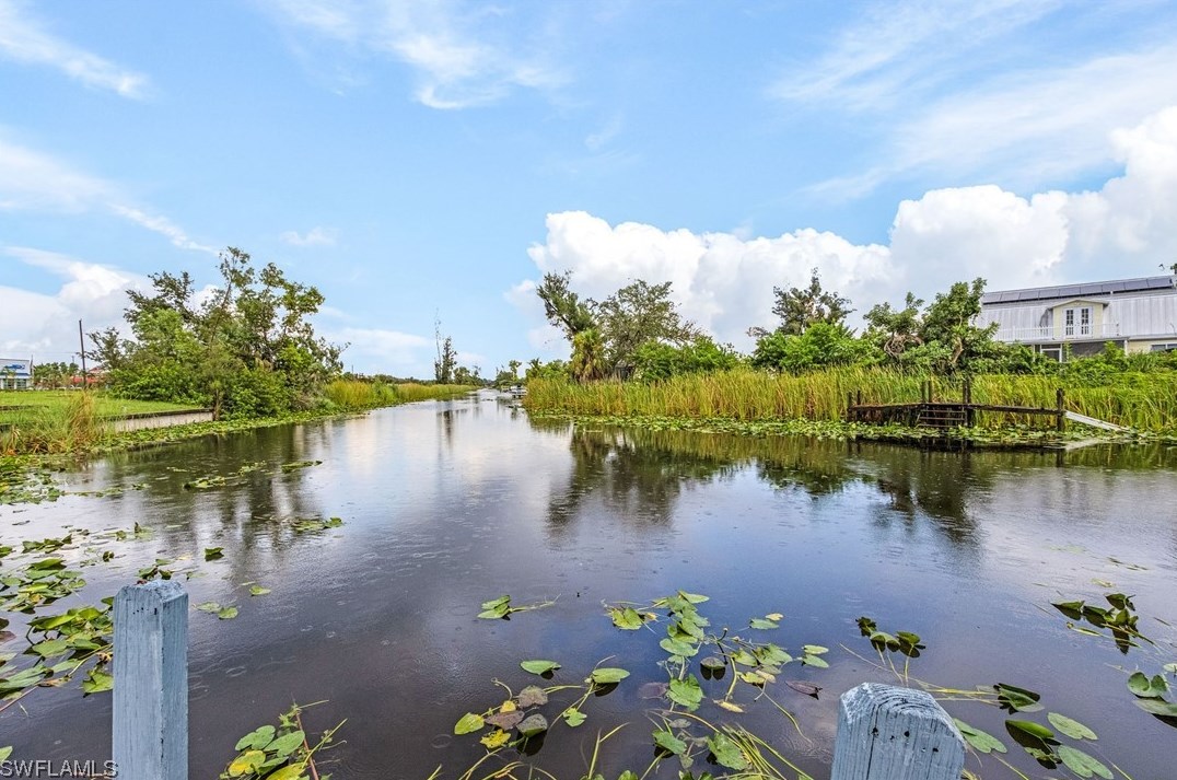 901 Sw 15th Pl, Cape Coral, FL 33991