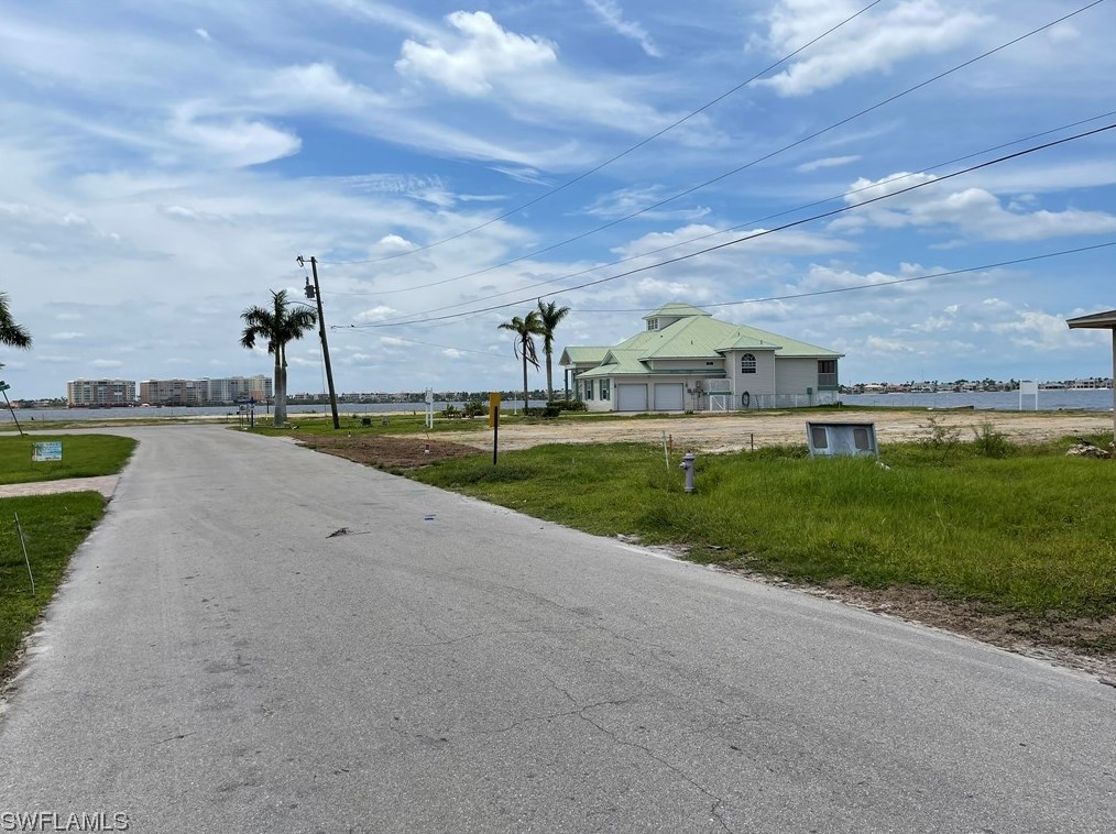1208 Flamingo Dr, Cape Coral, FL 33904-5979