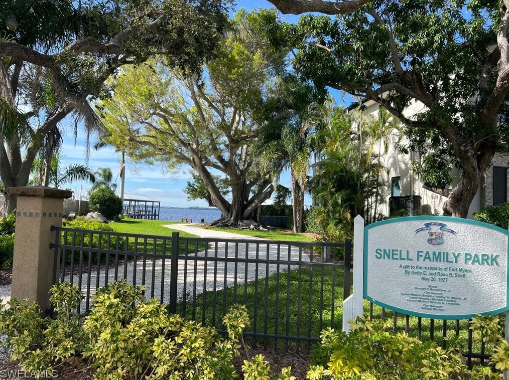 1376 Barcelona Ave, Fort Myers FL  33901-6625 exterior