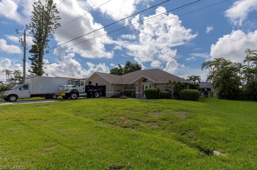 250 39th Ter, Cape Coral FL  33914-7875 exterior