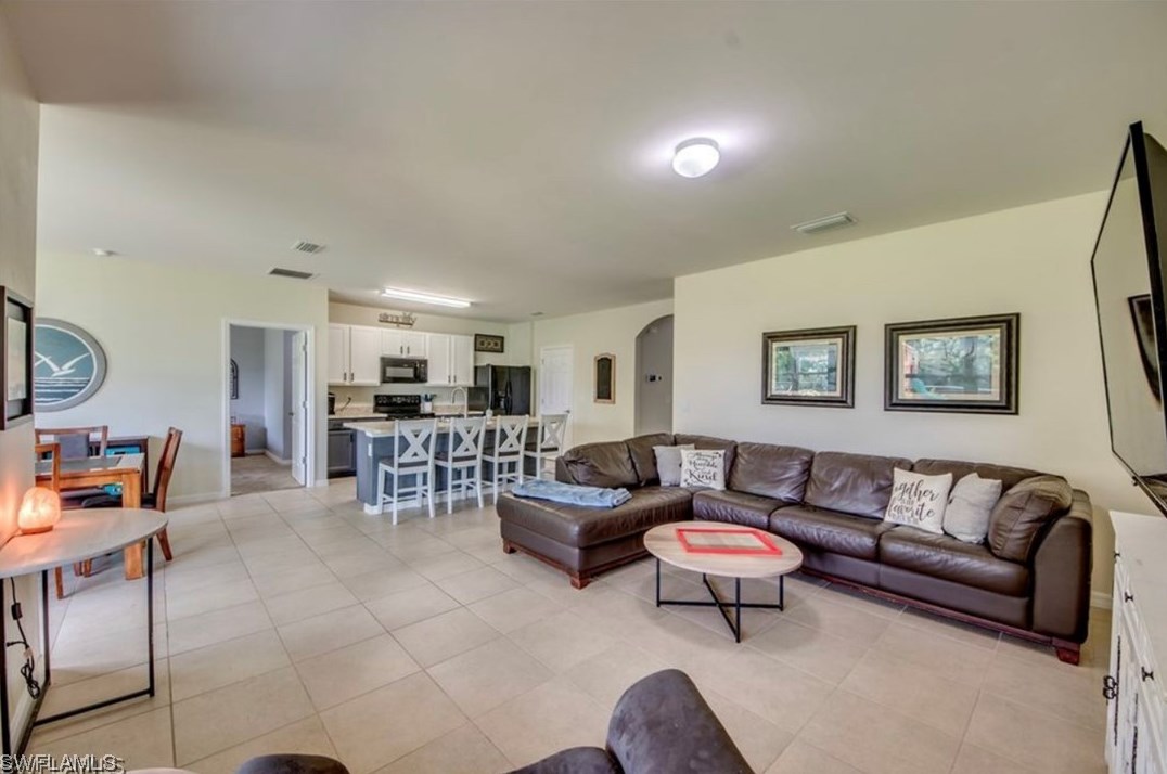 233 Se 3rd St, Cape Coral, FL 33990