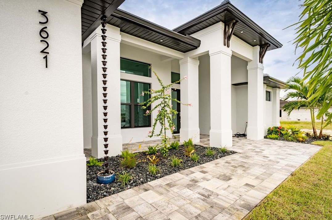3621 1st St, Cape Coral, FL 33993-6936