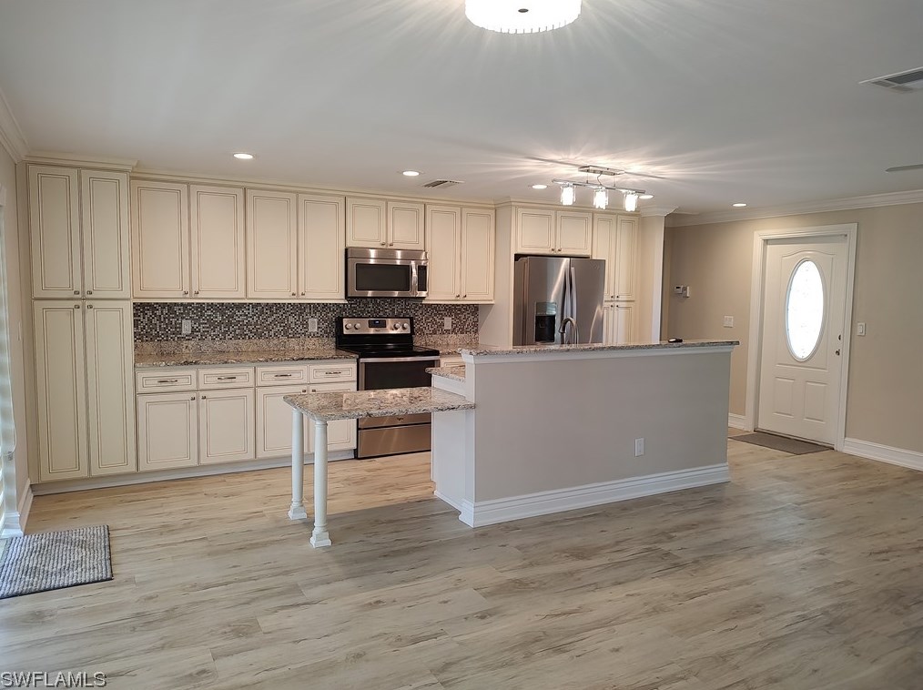 2220 Se 7th St, Cape Coral, FL 33990