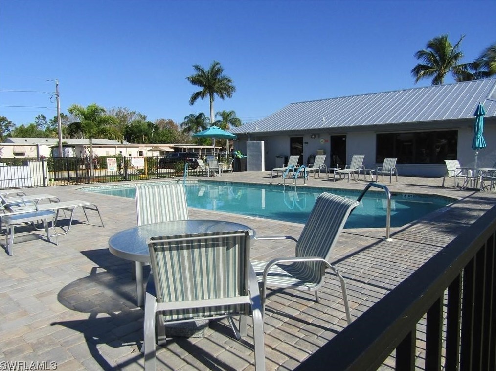 19 Garden Dr, Fort Myers FL  33908-1883 exterior