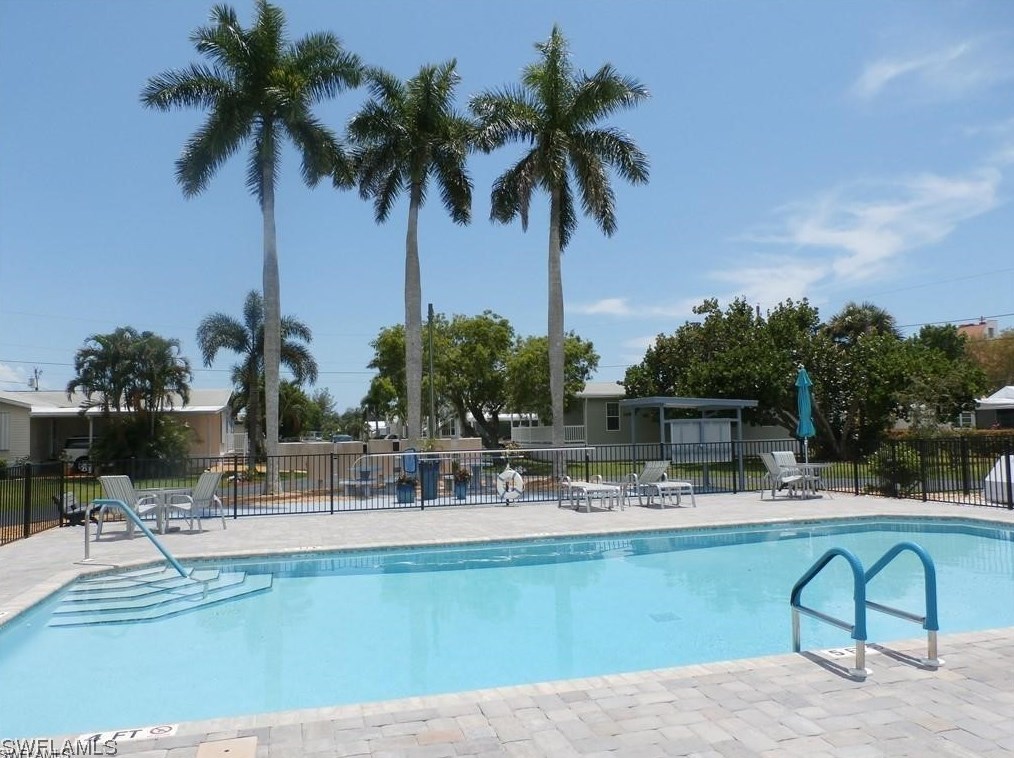 19 Garden Dr, Fort Myers FL  33908-1883 exterior