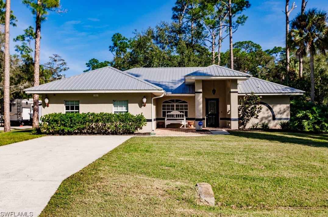1061 Woods Dr, Labelle, FL 33935-6608
