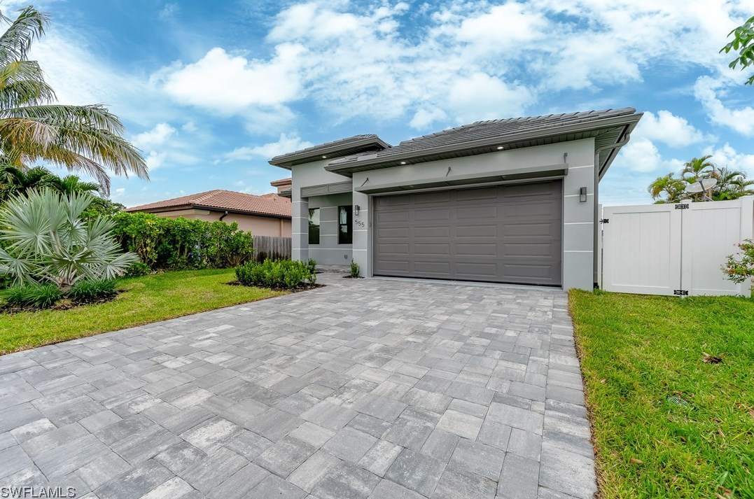 555 99th Ave N, Naples, FL 34108