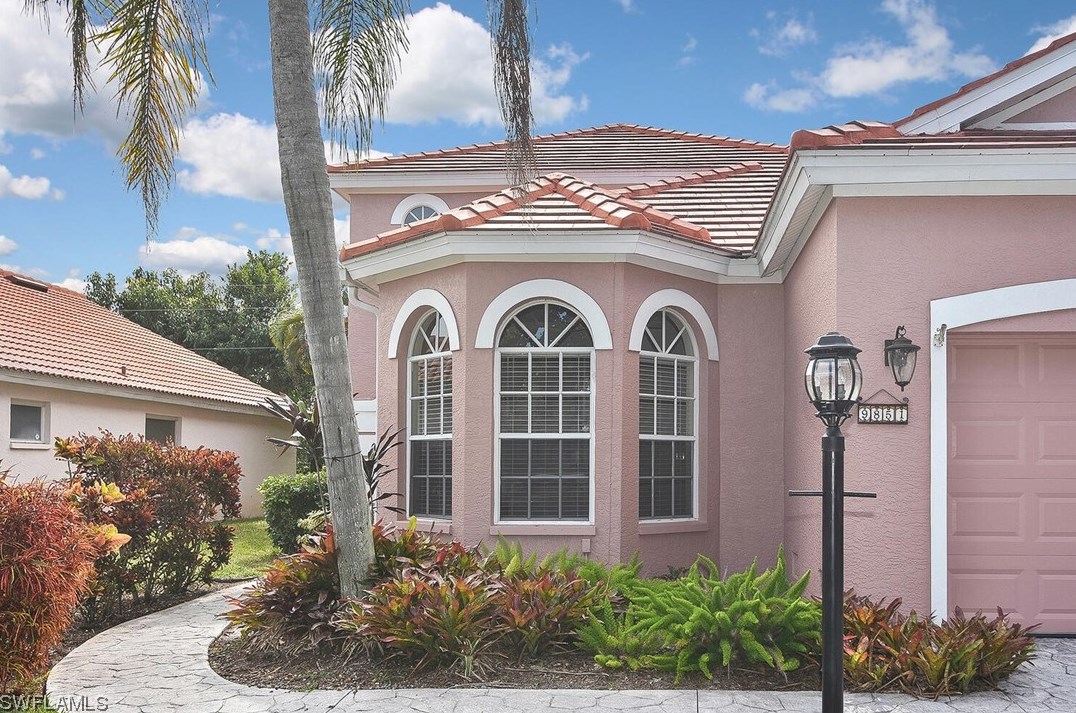 9851 Las Casas Dr, Fort Myers, FL 33919-8416