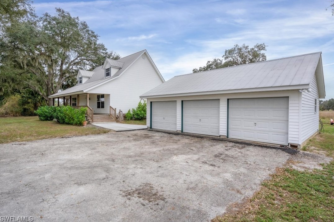 22250 N River Rd, Alva, FL 33920