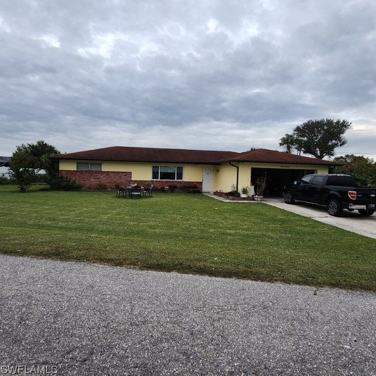 700 Willow Dr, Lehigh Acres, FL 33936-6736