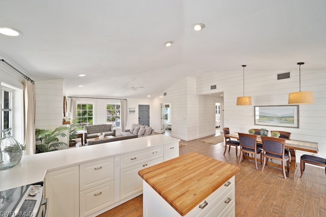 220 Palm Lk Dr, Sanibel FL 33957-5601 exterior