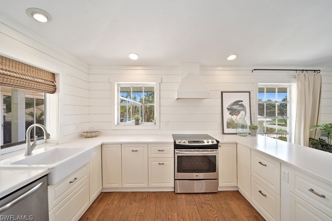 220 Palm Lk Dr, Sanibel FL 33957-5601 exterior