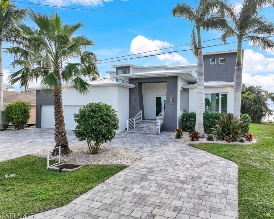 1018 Dolphin Dr, Cape Coral, FL 33904-5924