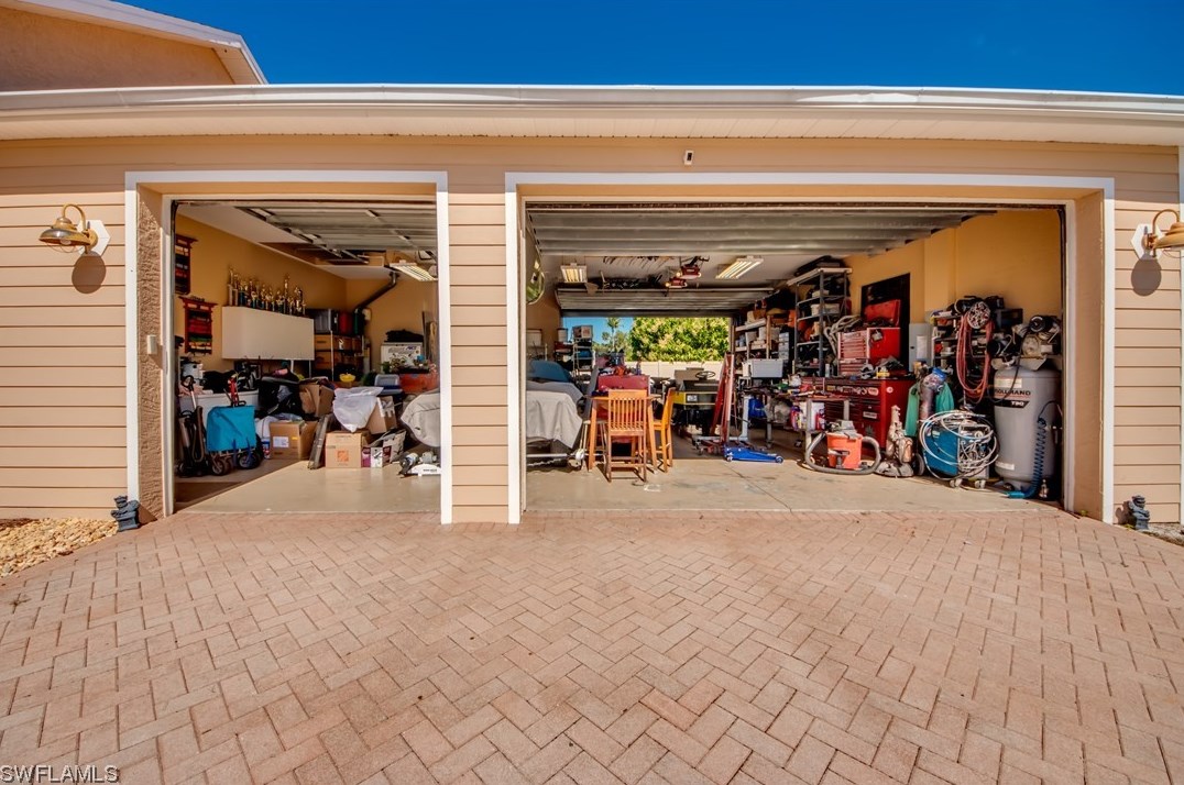 921 Shaddelee Ln, Fort Myers, FL 33919-1844