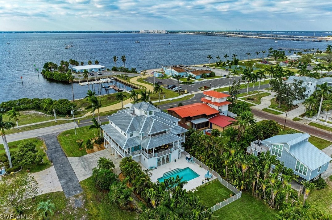 825 Retta Esplanade, Punta Gorda FL 33950-0036 exterior