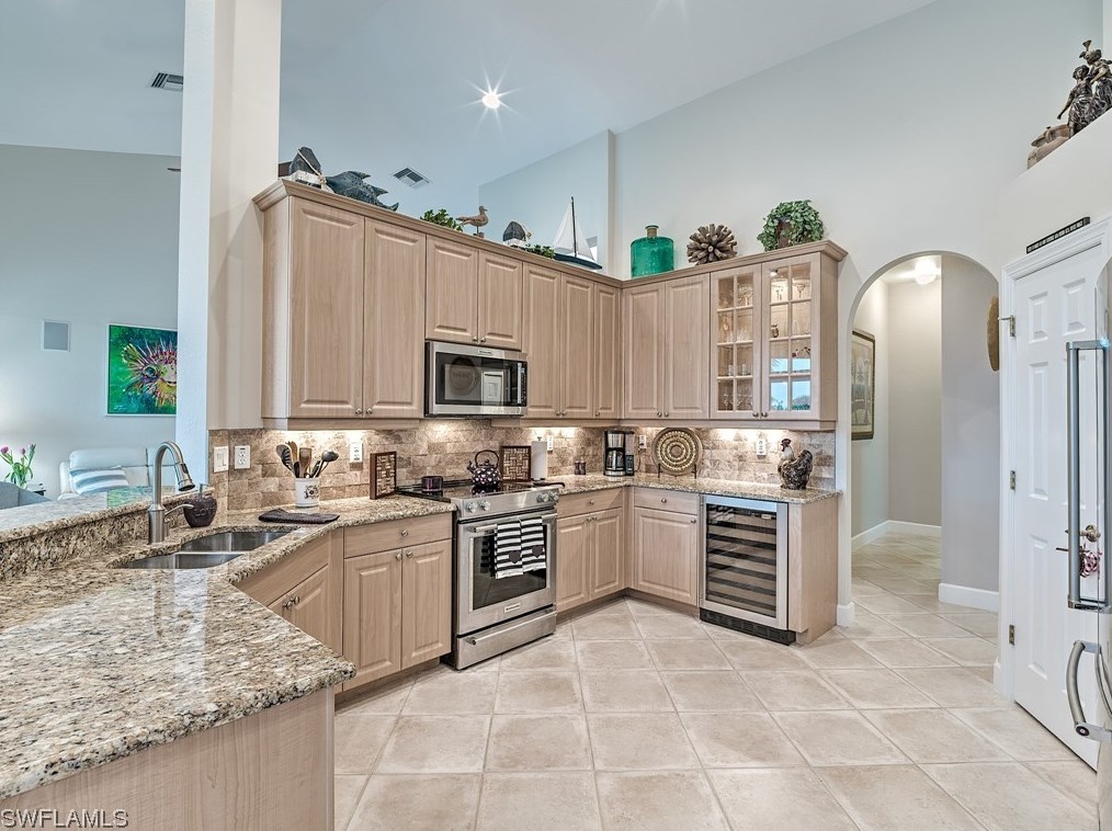 8802 New Castle Dr, Fort Myers FL 33908-5658 exterior