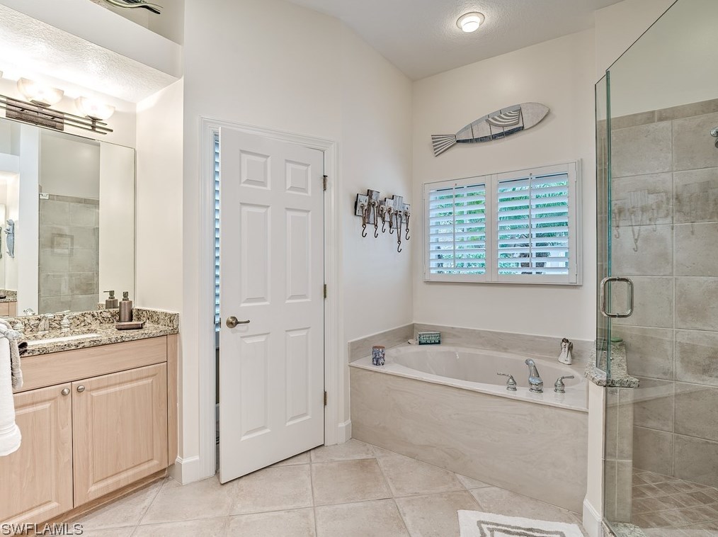 8802 New Castle Dr, Fort Myers FL 33908-5658 exterior